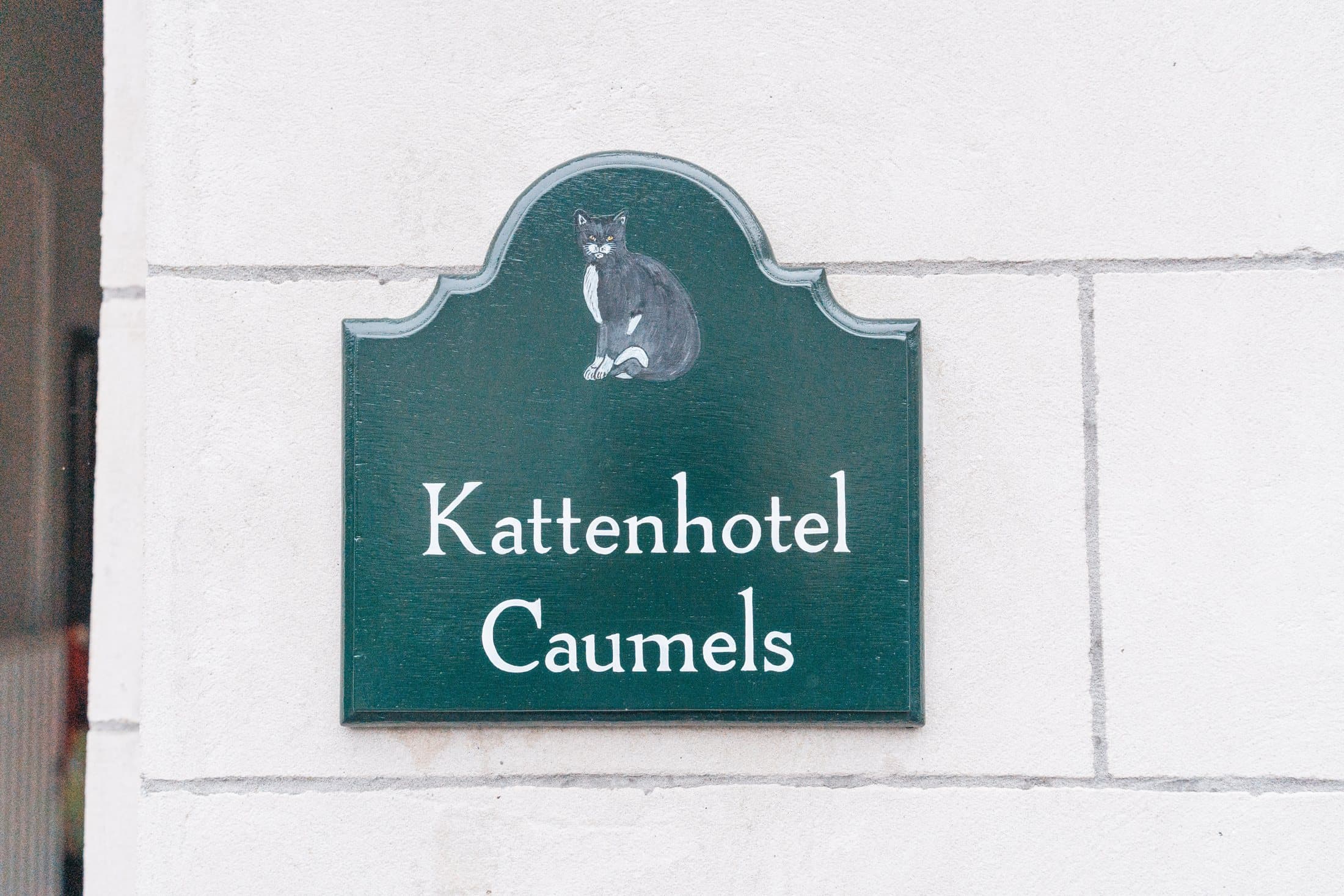Het naambord van Kattenhotel Caumels aan de gevel